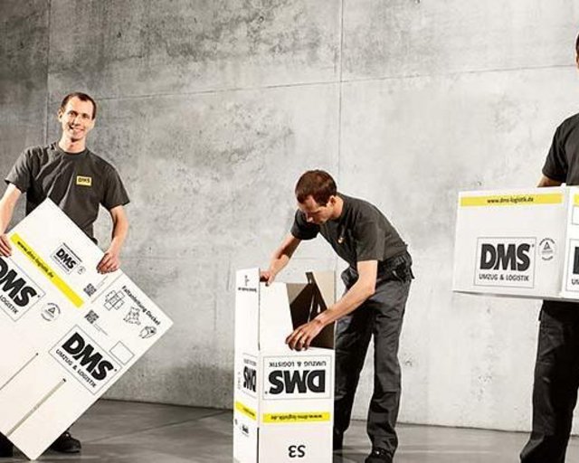 3 moving specialists when unfolding the Max Müller moving boxes Umzugskarton_aufbauen.jpg