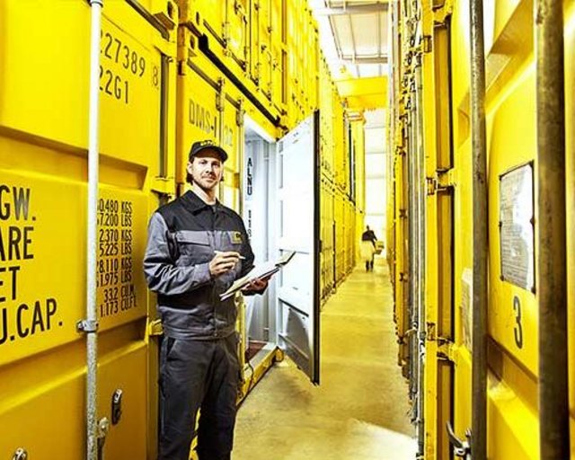 Max Müller Umzüge has over 100 warehouse containers in Opfenbach Containerlagerhalle_mit_Umzugsmitarbeiter.jpg