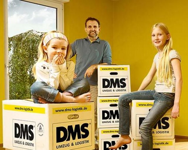 Family with children are sitting on packed moving boxes during their private move Umziehen_mit_Kindern.jpg